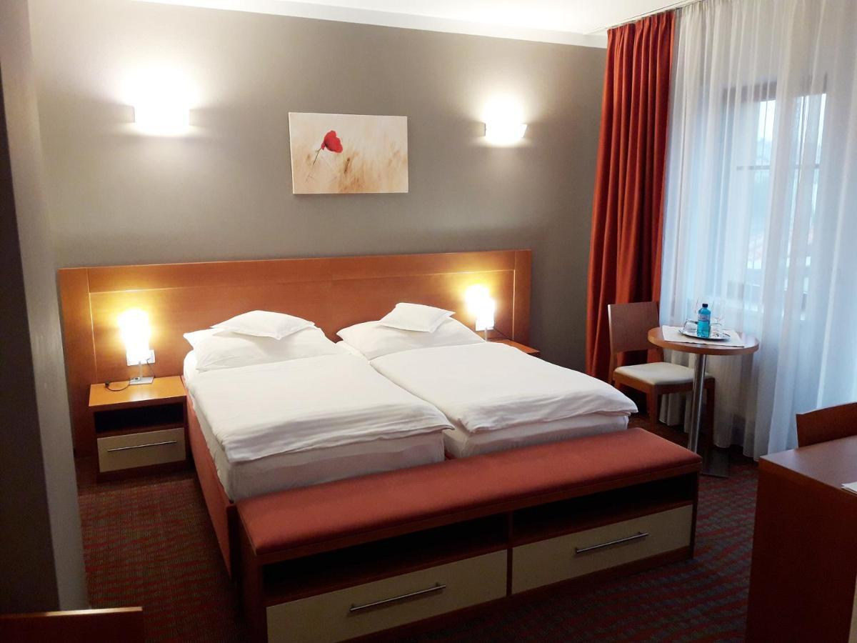 Katerain Hotel, Restaurace, Wellness โอปาวา ภายนอก รูปภาพ